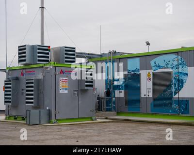 Cuxhaven, Allemagne. 15 novembre 2023. Une usine de production d’hydrogène vert, un électrolyseur de la société Turneo, est mise en service. Lors d'une conférence à Cuxhaven, des représentants des cinq États du nord de l'Allemagne et de l'industrie discutent du développement d'une économie de l'hydrogène. Crédit : Sarah Knorr/dpa/Alamy Live News Banque D'Images