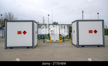 Cuxhaven, Allemagne. 15 novembre 2023. Une usine de production d’hydrogène vert, un électrolyseur de la société Turneo, est mise en service. Lors d'une conférence à Cuxhaven, des représentants des cinq États du nord de l'Allemagne et de l'industrie discutent du développement d'une économie de l'hydrogène. Crédit : Sina Schuldt/dpa/Alamy Live News Banque D'Images