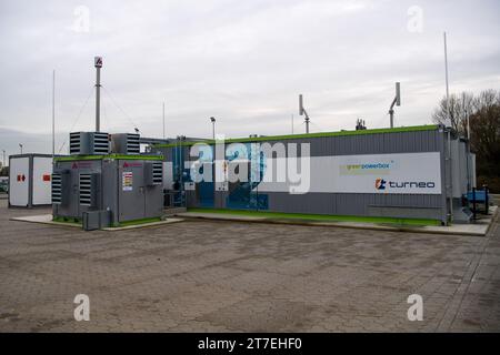 Cuxhaven, Allemagne. 15 novembre 2023. Une usine de production d’hydrogène vert, un électrolyseur de la société Turneo, est mise en service. Lors d'une conférence à Cuxhaven, des représentants des cinq États du nord de l'Allemagne et de l'industrie discutent du développement d'une économie de l'hydrogène. Crédit : Sarah Knorr/dpa/Alamy Live News Banque D'Images