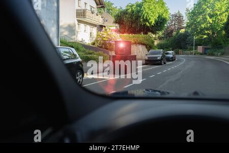 Vue de la voiture de la caméra de vitesse sur la rue, une autre voiture approchant, quartier résidentiel Banque D'Images