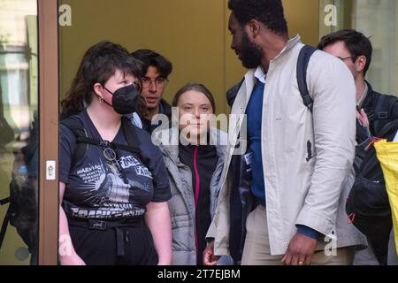 Londres, Royaume-Uni. 15 novembre 2023. GRETA Thunberg quitte Westminster magistrates court. L’activiste suédois a été arrêté lors d’une manifestation contre les combustibles fossiles devant l’hôtel InterContinental à Mayfair pendant le Forum du renseignement énergétique et accusé d’atteinte à l’ordre public. (Photo de Vuk Valcic/SOPA Images/Sipa USA) crédit : SIPA USA/Alamy Live News Banque D'Images