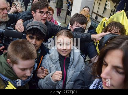 Londres, Royaume-Uni. 15 novembre 2023. GRETA Thunberg quitte Westminster magistrates court. L’activiste suédois a été arrêté lors d’une manifestation contre les combustibles fossiles devant l’hôtel InterContinental à Mayfair pendant le Forum du renseignement énergétique et accusé d’atteinte à l’ordre public. (Photo de Vuk Valcic/SOPA Images/Sipa USA) crédit : SIPA USA/Alamy Live News Banque D'Images