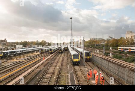 Trains et ingénieurs sur les voies de Clapham Junction station, Clapham Junction, St John's Hill, Clapham, Londres, Angleterre, Royaume-Uni Banque D'Images