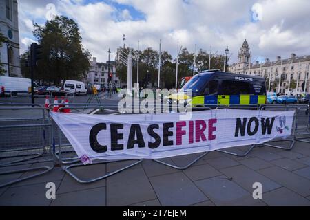 Londres, Royaume-Uni. 15 novembre 2023. Une grande bannière de extinction Rebellion est au Parlement appelant à un cessez-le-feu à Gaza. Les députés doivent voter à la Chambre des communes cette semaine sur une motion du Parti nationaliste écossais du SNP appelant à un cessez-le-feu immédiat de toutes les parties au conflit en Israël et à Gaza. Crédit : amer ghazzal/Alamy Live News Banque D'Images