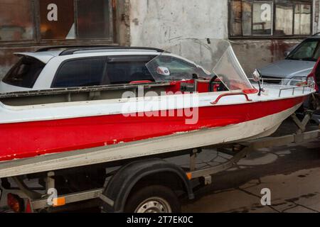 Bateau sur remorque. Bateau pour la natation. Yacht personnel. Embarquez sur une remorque de voiture. Banque D'Images