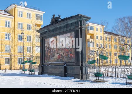 CRONSTADT, RUSSIE - 13 MARS 2023 : Monument 'Triomphe de la flotte russe' en l'honneur du premier défilé naval de la flotte de la Baltique sur une marche ensoleillée da Banque D'Images