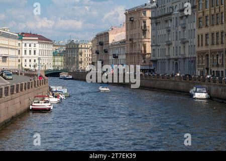 SAINT-PÉTERSBOURG, RUSSIE - 27 JUIN 2023 : chaude journée de juin sur la rivière Moika Banque D'Images