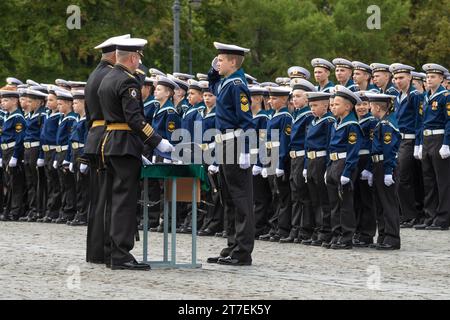 CRONSTADT, RUSSIE - 16 SEPTEMBRE 2023 : fragment d'initiation dans les cadets du corps militaire naval de Cronstadt Banque D'Images