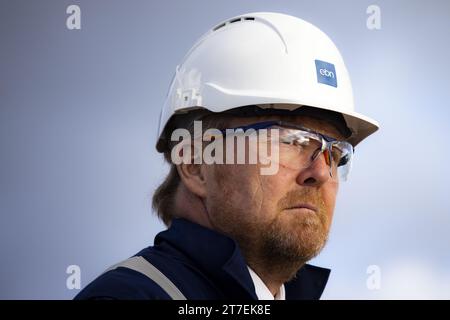 Ouder-Amstel, pays-Bas, 15/11/2023, EGLISE OUDER SUR L'AMSTEL - le roi Willem-Alexander reçoit une visite de travail à Energie Beheer Nederland, en raison de son 50e anniversaire. Le roi a fait visiter le site de forage d'Ouder-Amstel, où des recherches sont menées sur d'éventuels réservoirs géothermiques. ANP RAMON VAN flymen netherlands Out - belgique Out Banque D'Images