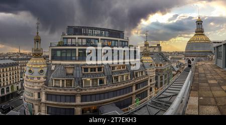 Paris, France - 11 14 2023 : Boulevard Haussmann. Vue panoramique sur Paris depuis les toits du Printemps à noël Banque D'Images