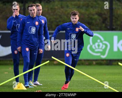 ZEIST - échauffement des juniors néerlandais avec Dirk Proper des juniors néerlandais en tête lors d'une session d'entraînement des juniors néerlandais au campus KNVB le 15 novembre 2023 à Zeist, aux pays-Bas. Les juniors néerlandais se préparent pour les matchs de qualification du Championnat d'Europe contre Jong Gibraltar et Jong Sweden. ANP | Hollandse Hoogte | GERRIT VAN COLOGNE Banque D'Images