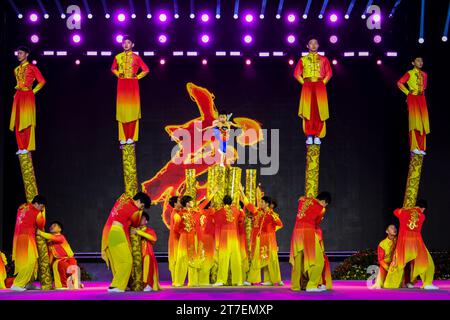 Nanning. 15 novembre 2023. Des acteurs se produisent lors de la cérémonie de clôture des premiers Jeux étudiants (jeunes) de Chine à Nanning, dans la région autonome de Guangxi Zhuang, dans le sud de la Chine, le 15 novembre 2023. Crédit : CAO Yiming/Xinhua/Alamy Live News Banque D'Images