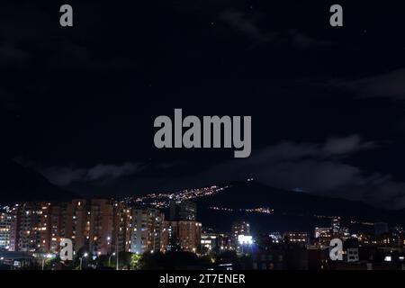 La ville de la calera vue d'un haut d'un bâtiment dans la ville nord de bogota avec nuit étoilée Banque D'Images