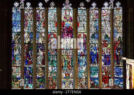 plusieurs vitraux d'église représentant diverses figures sacrées Banque D'Images