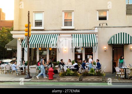 Dîner à l'extérieur au restaurant Trattoria Carina à Fitler Square Neighborhhod, Philadelphie, Pennsylvanie, États-Unis Banque D'Images