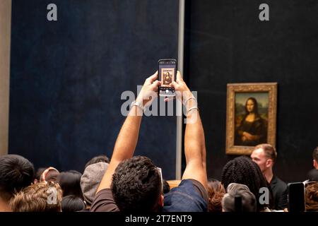 Foules à la peinture de Mona Lisa au Musée du Louvre, Paris, France Banque D'Images