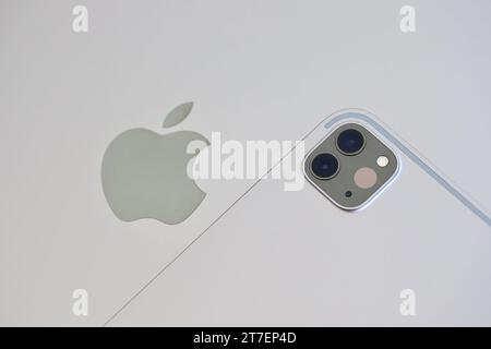 KYIV, UKRAINE - 4 MAI, 2023 : Apple appareil ipad se trouve sur le corps macbook gros plan Banque D'Images