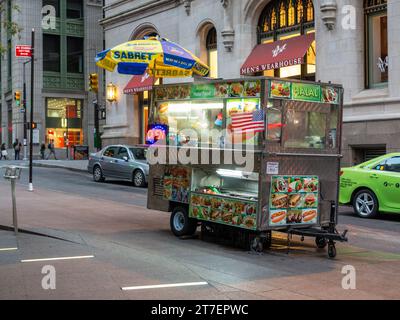 Vendeur de fast-food halal dans le Lower Manhattan, New York, États-Unis. Banque D'Images