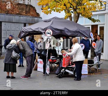 Les résidents font campagne contre les quartiers de la ville qui deviennent des quartiers à faible trafic. Exeter UK. Banque D'Images