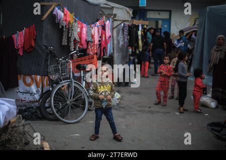 Khan Yunis, Territoires palestiniens. 15 novembre 2023. Les Palestiniens se réfugient dans une école gérée par l’Office de secours et de travaux des Nations Unies pour les réfugiés de Palestine dans le proche-Orient (UNRWA), dans la ville de Khan Yunis, après avoir fui le nord de la bande de Gaza par crainte des bombardements israéliens. Crédit : Mohammed Talatene/dpa/Alamy Live News Banque D'Images