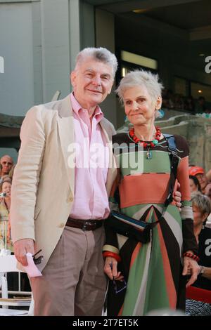 Richard Benjamin avec sa femme Paula Prentiss à la cérémonie des mains et empreintes en l'honneur de Peter O'Toole au Grauman's Chinese Theatre à Hollywood, Californie, le 30 avril 2011. Crédit photo : Joseph Martinez / Picturelux Banque D'Images