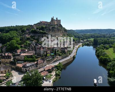 Beynac-et-Cazenac France drone, ciel bleu aérien en été Banque D'Images