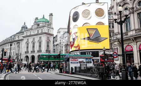 Des milliers de personnes se promènent dans Piccadilly Circus, l'un des quartiers commerçants les plus populaires de Londres. Banque D'Images