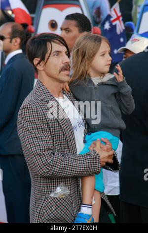 Anthony Kiedis et Everly Bear Kiedis à la première mondiale de Cars 2 de Disney Pixar. Arrivées au El Capitan Theatre à Hollywood, CA, le 18 juin 2011. Crédit photo : Joseph Martinez / Picturelux Banque D'Images