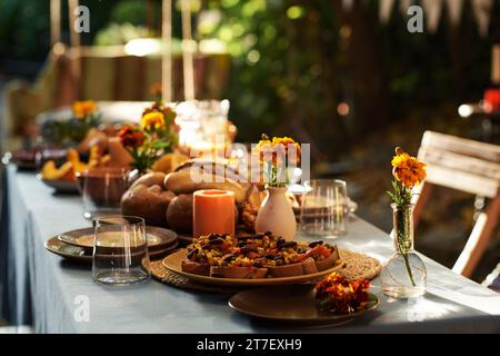 Réglage de table de fête pour des vacances traditionnelles avec de la nourriture et la décoration avec des fleurs Banque D'Images
