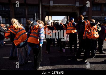 Londres, Royaume-Uni. 15 novembre 2023. Les manifestants s'apprêtent à bloquer la circulation dans le centre de Londres aux heures de précipitation du matin. Les militants étudiants de Just Stop Oil manifestent sur Cromwell Road à Earls court tôt ce matin à l'heure de pointe dans le cadre de leurs marches lentes de trois semaines. Le groupe appelle le gouvernement britannique à mettre fin à toutes les futures licences de combustibles fossiles et promet de poursuivre ses actions jusqu'à ce que cela se produise. Crédit : SOPA Images Limited/Alamy Live News Banque D'Images