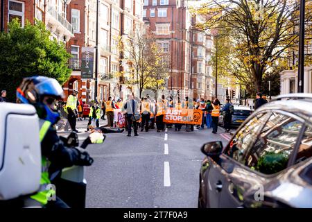 Londres, Royaume-Uni. 15 novembre 2023. Les manifestants de Just Stop Oil bloquent la circulation lors de la manifestation dans le centre de Londres. Les militants étudiants de Just Stop Oil manifestent sur Cromwell Road à Earls court tôt ce matin à l'heure de pointe dans le cadre de leurs marches lentes de trois semaines. Le groupe appelle le gouvernement britannique à mettre fin à toutes les futures licences de combustibles fossiles et promet de poursuivre ses actions jusqu'à ce que cela se produise. (Photo de Hesther ng/SOPA Images/Sipa USA) crédit : SIPA USA/Alamy Live News Banque D'Images