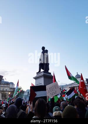 Des milliers de manifestants élèvent des voix, portent des pancartes et montrent leur soutien aux Palestiniens, à Trafalgar Square, au centre de Londres. Royaume-Uni. Banque D'Images