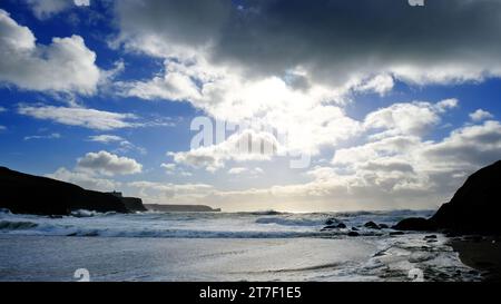 Ciel orageux à Church Cove, Gunwalloe, Cornouailles, Royaume-Uni - John Gollop Banque D'Images