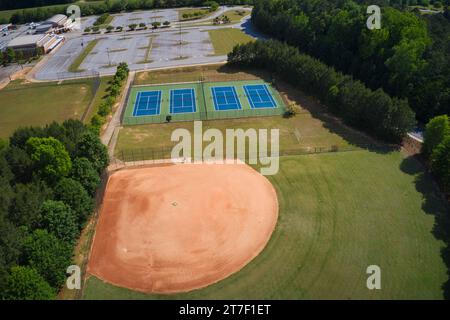Vue aérienne du terrain de baseball et de tennis dans le parc local Banque D'Images