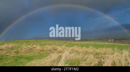 Un arc-en-ciel au-dessus du parcours de golf de Baildon sur Baildon Moor dans le Yorkshire. Banque D'Images