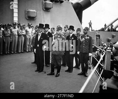 VJ Day. Reddition du Japon, baie de Tokyo, 2 septembre 1945 : représentants de l'Empire du Japon à bord de l'USS Missouri (BB-63) lors des cérémonies de reddition. Devant se trouvent : le ministre des Affaires étrangères Mamoru Shigemitsu (coiffé d'un chapeau haut de gamme) et le général Yoshijirō Umezu, chef d'état-major de l'armée. Banque D'Images