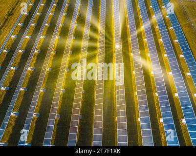 DTE installation de courants solaires (517 kW CC) à St. L'école clair RESA dans le Michigan, USA - un exemple de discussions sur l'expansion du projet solaire pour la COP28 Banque D'Images