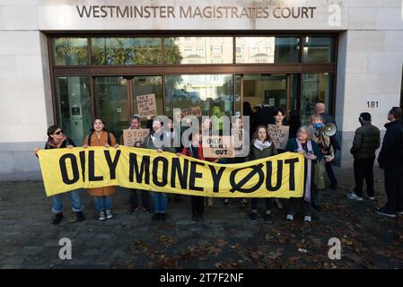 Londres, Royaume-Uni. 15 novembre 2023. Des partisans se rassemblent devant la Cour de justice de Westminster alors que des militants pour le climat, dont Greta Thunberg, comparaissent pour une audience de plaidoyer après leur arrestation lors d'une manifestation "huileuse de l'argent" par Fossil Free London, Greenpeace et extinction Rebellion devant le Forum Energy Intelligence à l'hôtel Intercontinental de Park Lane en octobre. Crédit : Ron Fassbender/Alamy Live News Banque D'Images