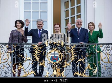 Bonn, Allemagne. 15 novembre 2023. Le président fédéral Frank-Walter Steinmeier (2e à partir de la gauche) et son épouse Elke Büdenbender (à droite) se tiennent sur le balcon de la mairie de Bonn avec Katja Dörner (M, Alliance 90/les Verts) et le président finlandais Sauli Niinistö avec son épouse Jenni Haukio. Crédit : Thomas Banneyer/dpa/Alamy Live News Banque D'Images