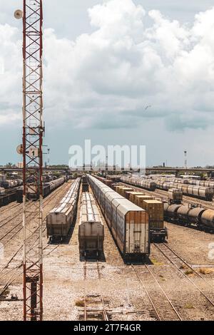 Gare de triage, Veracruz, Mexique, train transportant des marchandises du golf du Mexique jusqu'aux États-Unis, 2022 Banque D'Images