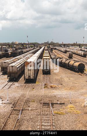 Gare de triage, Veracruz, Mexique, train transportant des marchandises du golf du Mexique jusqu'aux États-Unis, 2022 Banque D'Images