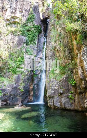 Pittoresque cascade Pincaes avec une piscine naturelle émeraude située dans une zone forestière paisible, parc national de Peneda Geres, nord du Portugal Banque D'Images