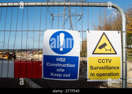 Wendover, Royaume-Uni. 15 novembre 2023. Le chantier HS2 et les panneaux de surveillance CCTV sur un site HS2 à Wendover, Buckinghamshire. Bien que Rishi Sunak ait annulé le tronçon nord du train à grande vitesse HS2, la construction de la phase 1 du HS2 se poursuit toujours dans les Chilterns, une zone de beauté naturelle exceptionnelle. De nombreux habitants des Chilterns sont furieux de HS2 et de l'impact néfaste qu'il a sur la campagne et tout cela sans avantage pour le Buckinghamshire car le train ne s'arrêtera pas là. Crédit : Maureen McLean/Alamy Live News Banque D'Images