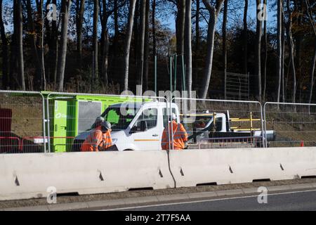 Wendover, Royaume-Uni. 15 novembre 2023. D'énormes travaux de construction HS2 à la périphérie de Wendover dans le Buckinghamshire à côté de l'A413 et ironiquement, de la ligne existante Chilterns Railway jusqu'à Birmingham. Bien que Rishi Sunak ait annulé le tronçon nord du train à grande vitesse HS2, la construction de la phase 1 du HS2 se poursuit toujours dans les Chilterns, une zone de beauté naturelle exceptionnelle. De nombreux habitants des Chilterns sont furieux de HS2 et de l'impact néfaste qu'il a sur la campagne et tout cela sans avantage pour le Buckinghamshire car le train ne s'arrêtera pas là. Crédit : Maureen McLea Banque D'Images