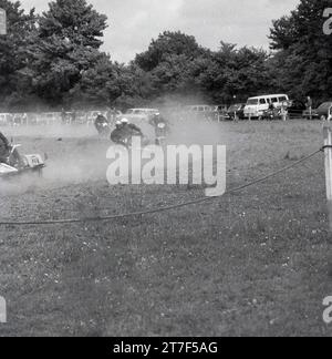 années 1960, historique, concurrents, circuit de course sur gazon, événement sidecar, Angleterre, Royaume-Uni. Banque D'Images