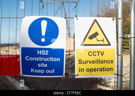 Wendover, Royaume-Uni. 15 novembre 2023. Le chantier HS2 et les panneaux de surveillance CCTV sur un site HS2 à Wendover, Buckinghamshire. Bien que Rishi Sunak ait annulé le tronçon nord du train à grande vitesse HS2, la construction de la phase 1 du HS2 se poursuit toujours dans les Chilterns, une zone de beauté naturelle exceptionnelle. De nombreux habitants des Chilterns sont furieux de HS2 et de l'impact néfaste qu'il a sur la campagne et tout cela sans avantage pour le Buckinghamshire car le train ne s'arrêtera pas là. Crédit : Maureen McLean/Alamy Live News Banque D'Images