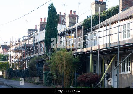 Wendover, Royaume-Uni. 15 novembre 2023. HS2 échafaudage le long d'une rangée de cottages occupés et maintenant vides à Wendover, Buckinghamshire. Selon les résidents locaux, HS2 va enfin installer un équipement de surveillance pour surveiller le bruit et tout mouvement dans les bâtiments causés par les vibrations des travaux de construction HS2. Rishi Sunak a annulé le tronçon nord du train à grande vitesse HS2, la construction de la phase 1 du HS2 se poursuit toujours dans les Chilterns qui est une zone de beauté naturelle exceptionnelle. Aujourd'hui HS2 ont été pilotés par pile à Wendover, Buckinghamshire à côté d'un mémorial boisé où Banque D'Images