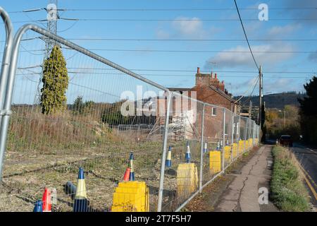 Wendover, Royaume-Uni. 15 novembre 2023. Une brèche dans une route à Wendover où se trouvaient autrefois de jolis chalets en terrasses qui ont été démolis par HS2. Bien que Rishi Sunak ait annulé le tronçon nord du train à grande vitesse HS2, la construction de la phase 1 du HS2 se poursuit toujours dans les Chilterns, une zone de beauté naturelle exceptionnelle. De nombreux habitants des Chilterns sont furieux de HS2 et de l'impact néfaste qu'il a sur la campagne et tout cela sans avantage pour le Buckinghamshire car le train ne s'arrêtera pas là. Crédit : Maureen McLean/Alamy Live News Banque D'Images