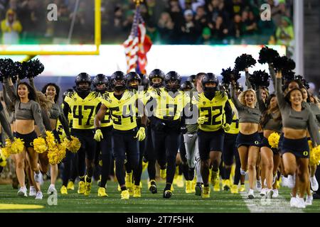 Des membres des Oregon Ducks prennent le terrain avant un match de football universitaire de saison régulière contre les chevaux de Troie de l'USC, le samedi 11 novembre 2023, à au Banque D'Images