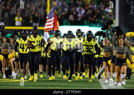 Des membres des Oregon Ducks prennent le terrain avant un match de football universitaire de saison régulière contre les chevaux de Troie de l'USC, le samedi 11 novembre 2023, à au Banque D'Images